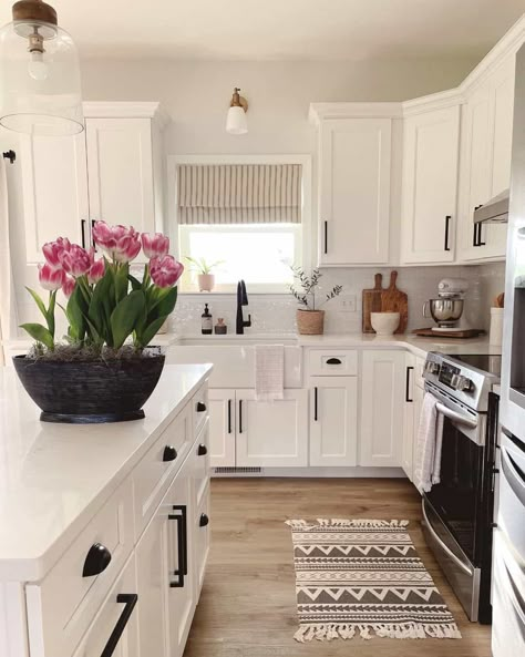 Kitchen Island Organization, Farmhouse White Kitchen, Small White Kitchens, Louisiana Homes, Farmhouse White, White Kitchen Decor, Farmhouse Kitchen Cabinets, New House - Kitchen, Farmhouse Kitchen Design