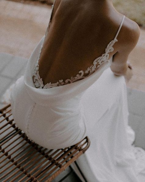 A stunning #Enzoanirealbride in ALANIS 🤍⁠ ⁠ Photographer:⁠ @kreativ_photoandfilm⁠ Bride: ⁠@inge_prevoo_⁠ Glam: ⁠@rosaleamakeupartistry⁠ Wedding Dress Faceless, Silk Cowl Neck Wedding Dress, Wedding Dress Shopping Aesthetic, Tight Wedding Dress Open Backs, Simple Glam Wedding, Silk Wedding Dress Low Back, Cowl Back Wedding Dress, Cowl Neck Wedding Dress, Wedding Dresses Low Back