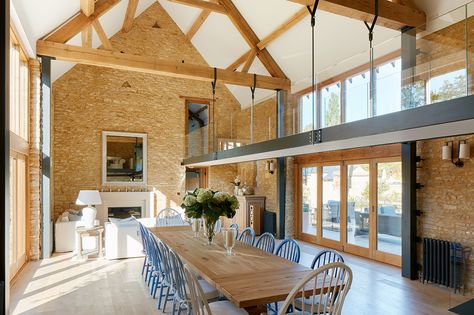 Oxfordshire Barn - Katharine Pooley Studio Barn Conversion Interiors, Katharine Pooley, Looking For Houses, Barn Renovation, Country House Interior, Party Barn, Lake Cottage, Barn Conversion, Arched Windows