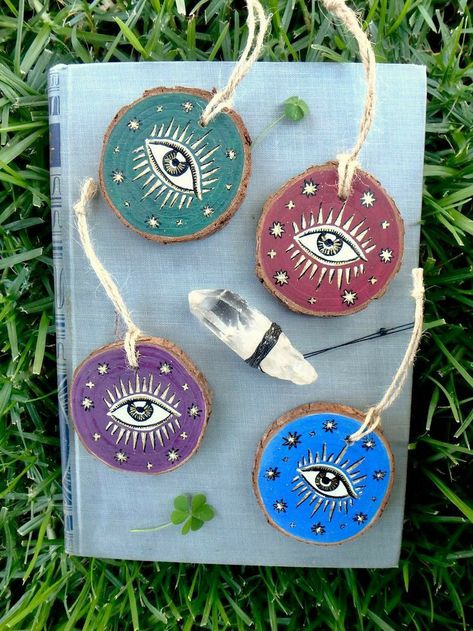 Spiritual Christmas Decor, Evil Eye Christmas Tree, Evil Eye Christmas Ornament, Spiritual Diy Gifts, Scrap Wood Painting, Small Wood Circle Crafts, Evil Eye Ornament, Wood Circle Art, Small Wood Painting Ideas