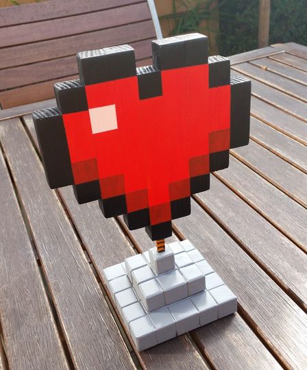 Great idea for a trophy, mightmake something similar with hama beads Minecraft Wooden Cube Diy, Heart Wood Crafts, Big Project Ideas, Minecraft Block Diy, Minecraft Wooden Block Crafts, Minecraft Heart Build, Minecraft Craft Ideas, Diy Minecraft Gifts, Minecraft Block Art