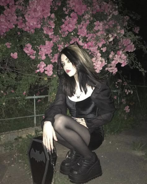 Alt Photo Ideas, Edgy Photoshoot Grunge, Goth Poses, Gothic Poses, Goth Instagram, Alternative Photoshoot, Tumblr Goth, Grunge Beauty, Goth Outfit Ideas