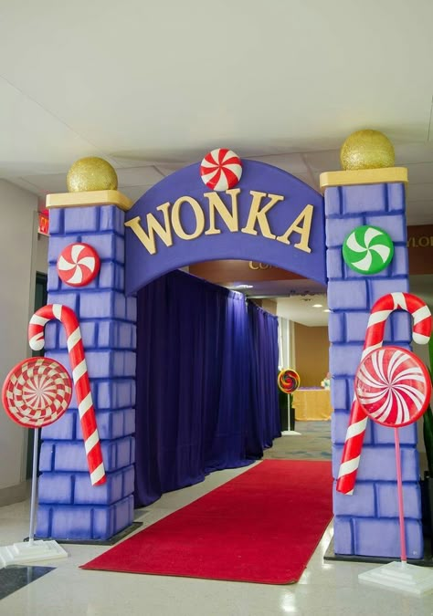 Willy Wonka Decorations, Wonka Decorations, Wonka Christmas, Willy Wonka Halloween, Chocolate Factory Party, Charlie Chocolate Factory, Wonka Chocolate Factory, Candy Props, Willie Wonka