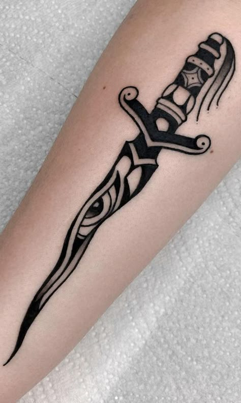 Flash Art Traditional Tattoo, Blackwork Knife Tattoo, American Traditional Tattoos Knife, Knife Trad Tattoo, Trad Blackwork Tattoo, American Trad Dagger Tattoo, Japanese Dagger Tattoo, Black Neo Traditional Tattoo, Curved Dagger Tattoo