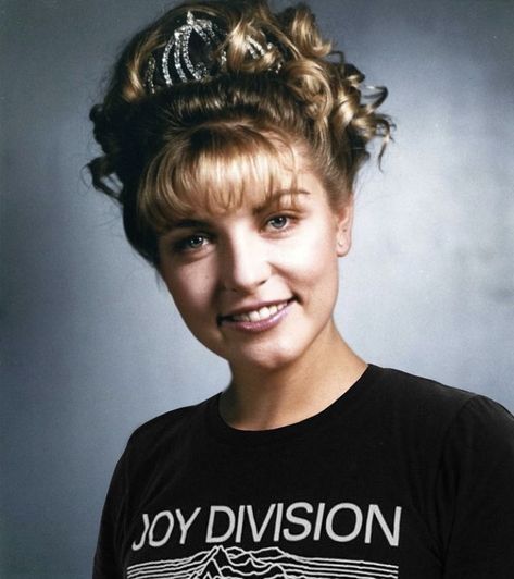 Laura Palmer wearing a Joy Division Unknown Pleasures t-shirt Twin Peaks Characters, Twin Peaks Laura, Twin Peaks Tv, Twin Peaks Laura Palmer, The Black Lodge, Twin Peaks 1990, Twin Peaks Fire, Requiem For A Dream, Fire Walk With Me