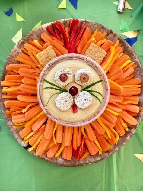 Looking for birthday party food for kids? How about this adorable lion dip?! Make this super easy and healthy vegetable tray with hummus and gluten-free bread that kids and adults are sure to love. Click to get the free recipe download and details. #wildone #firstbirthday #birthdayparty #firstbirthdayparty #easypartyideas #healthypartyfood #safariparty #kidsbirthday #lionking #lionkingparty 1st Birthday Foods, Lion Birthday Party, Jungle Theme Birthday Party, Zoo Birthday Party, Jungle Thema, Wild One Party, Wild Birthday Party, Lion Birthday, Lion King Birthday