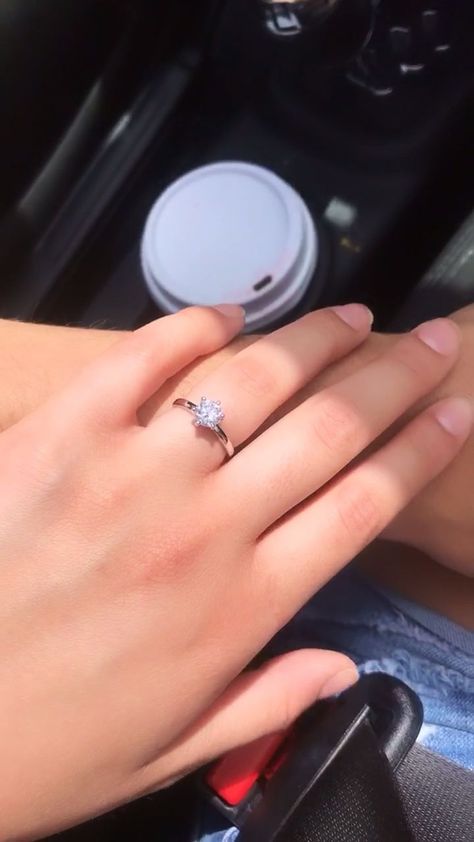 Hand With Ring, Engagement Hand, Pic Cute, Engagement Videos, Love Birthday Quotes, Couple Goals Teenagers Pictures, Couple Hands, Hand Pic, Cute Engagement Rings