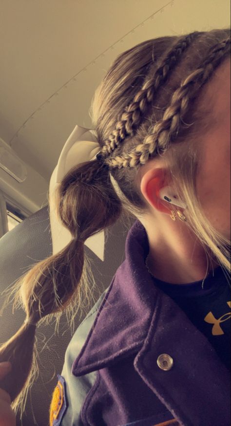 Softball Hairstyles Low Ponytail, Cheer Hairstyles With Bows Braids, Hairstyles Basketball Game Day, Braided Hairstyles Volleyball, Cute Simple Everyday Hairstyles, Hair Styles For Sports Basketball, Basketball Girl Hairstyles, V Ball Hairstyles, Game Day Hair Volleyball