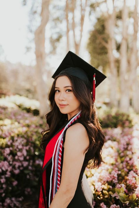 Pinterest Graduation Photos, Grad Photos Women, Inside Graduation Pictures, Portrait Graduation Photography, Graduation University Photography, University Photoshoot Ideas, Graduation Ideas University, Grad Session Poses, Graduation Photo Pose Ideas