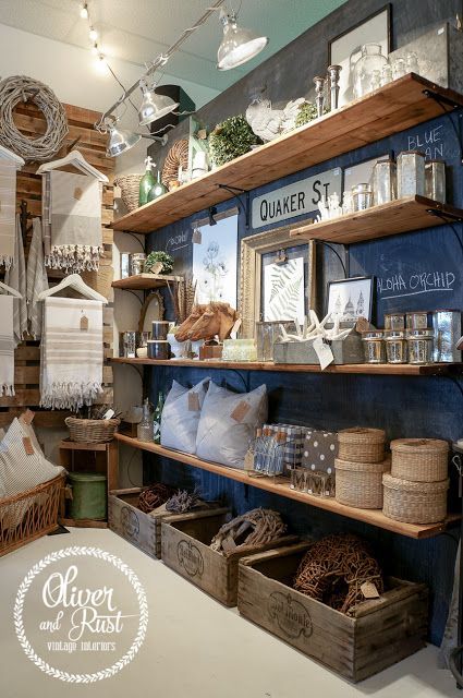 Gift Shop Displays, Shop Shelving, Showroom Decor, Farm Store, Showroom Display, Interior Vintage, Store Interiors, Store Shelves, Pallet Wall