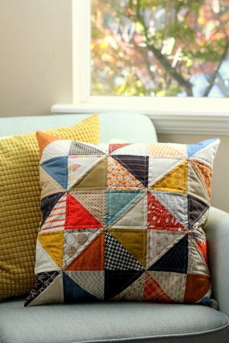 half-square-triangle-pillow Fall Patchwork, Fabric Sewing Ideas, Sewing Soft Toys, Fall Sewing Projects, Quilted Pillows, Quilted Pillow Covers, Triangle Pillow, Fall Sewing, Pillow Projects