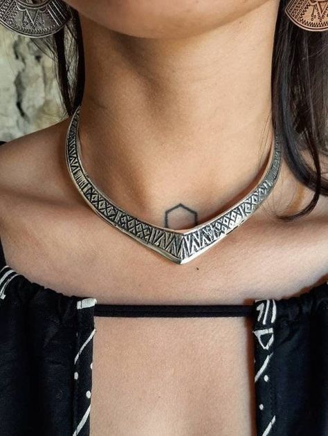 Choker collar necklace. Available in Silver plated or brass The necklace behind has an opening so the size is unique, fits all neck sizes. Very practical to wear. For a true tribal style! * You can find the earrings at this link https://www.etsy.com/it/listing/969799907/orecchini-pendenti-orecchini-mezza-luna «If you have any question feel free to send us a message, will b...#Necklaces #of #World #StatementJewelry #Allure #the #Statement #A #Timeless #Fashion #Gemstone #the #Exploring #Choker Ring Choker Necklace, Etsy Finds Clothes, Open Choker Necklace, Plus Size Necklace, Open Collar Necklace, Chocker Neckless, Torque Necklaces, Torc Necklace, Jewllery Ideas