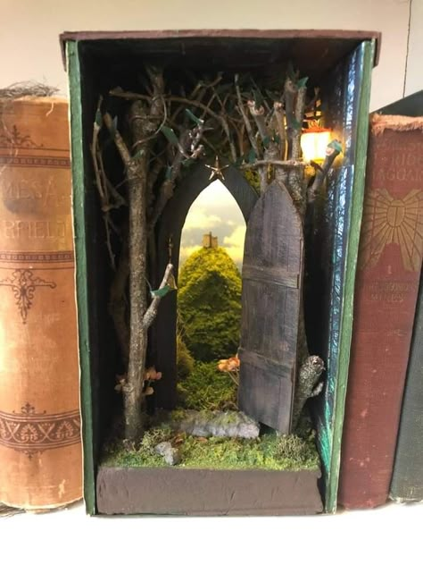 Bookshelf Fairy House, Fairy House Book Nook, Miniature Forest Scene, Book Nook Garden, Book Nook Diorama Diy, Cardboard Book Nook, Lord Of The Rings Book Nook, Diroma Ideas, Booknook Tutorial