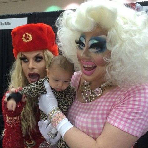 #trixiemattel #katyazom #katya #tracymartel #baby #child #dragqueen #drag #queen #rpdr #dragcon Katya Trixie, Trixie Mattel And Katya, Katya And Trixie, Katya Zamolodchikova, Trixie Katya, Rupaul Drag Queen, Rupaul Drag Race, Adore Delano, Mom Dad Baby