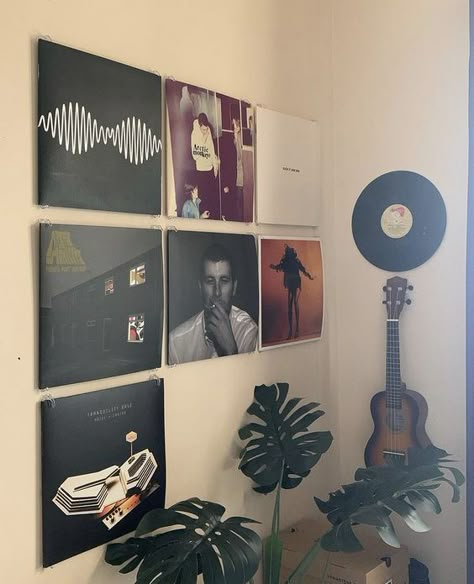 Musical Corner Decor, Cool Bedroom Ideas For Small Rooms, Vinyls On Wall Aesthetic Bedroom, Arctic Monkeys Room Decor, The Weeknd Room Decor, Record Wall Decor Aesthetic, Rock Room Aesthetic, Vinyl Aesthetic Room, Records On Wall Aesthetic