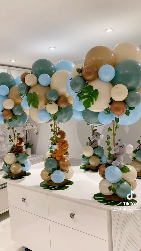 Safari Theme Balloon Decor, Fun Party Centerpiece Ideas, Safari Balloon Centerpieces, Bris Decor, Baby Animal Baby Shower Theme, Different Baby Shower Themes, Animal Theme Baby Shower Ideas, Wild One Centerpieces, Safari Baby Shower Boy Decorations