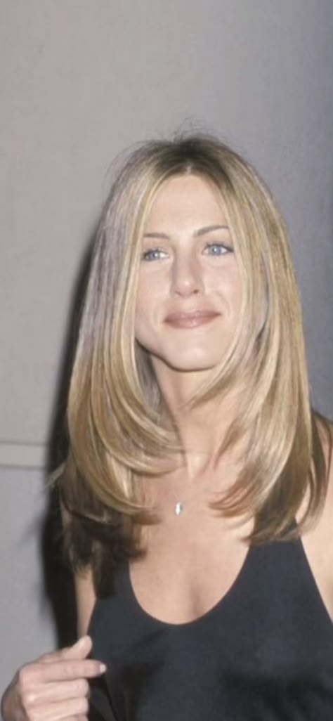 Faceframe Haircut Medium, Jennifer Aniston Face Shape, Jen Aniston Haircut, Jennifer Aniston Feathered Hair, Jenn Aniston Hair, Jennifer Aniston Blowout, Celebrity Layered Hairstyles, Layers Face Framing Medium Hair, Haircut Inspiration Mid Length Layers