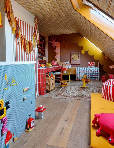 FLINT'S ECLECTIC ROOM FROM HOLLAND - Kids Interiors Kids Loft Room, Open Ended Playroom, Cool Kids Bedrooms For Boys, Kids Arts And Crafts Room, Thrifted Kids Room, Colorful Childrens Room, Kids Room Colorful, Children’s Room, Kid Room Mural