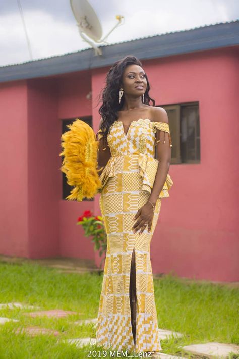 White and gold Kente Gold Kente Dress, White Kente Styles Ghana, Gold Kente, Ghana Dresses, Fashion Modern Style, Ghanaian Wedding, Ghana Wedding, Kente Dress, Kente Styles