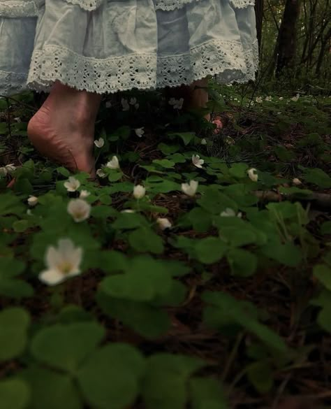 Nature Witch, Forest Nymph, Nature Photoshoot, Theme Nature, Dreamy Photography, Dark Cottagecore, Witch Aesthetic, Wild Woman, Foto Art