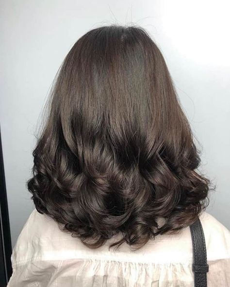 the digital perm is trending Butterfly Layers Hair Medium Wavy, Digital Perm Medium Hair Shoulder Length, Korean Digital Perm Short Hair, Best Haircut For Wavy Hair Medium, Short Wavy Perm, Haircut For Medium Length Hair Wavy, Medium Wavy Hair Styles, Perm For Short Hair, Korean Wave Perm