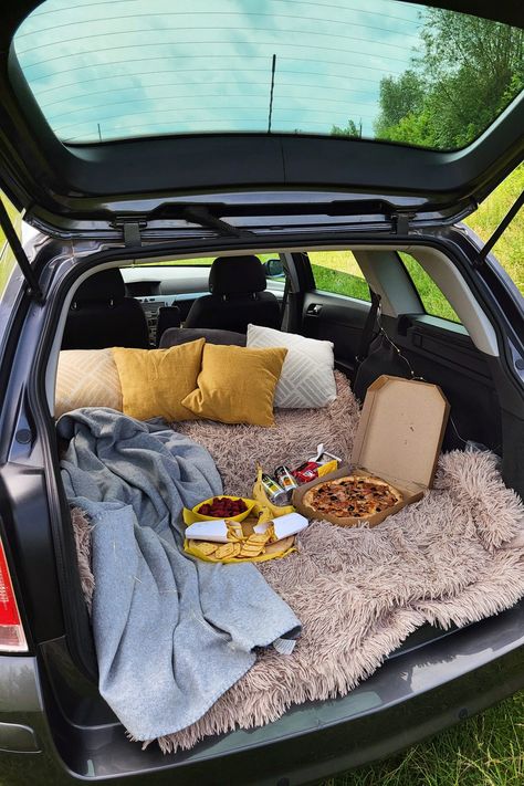 Picnic In Car Trunk, Back Of The Car Date Night, Car Picnic Aesthetic, Car Picnic Date Ideas, Trunk Bed Date, Trunk Date, Car Date Ideas, Wholesome Activities, Car Picnic