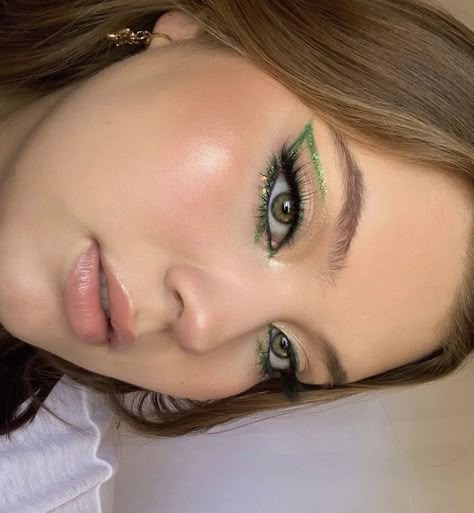 Green Makeup Eyeliner, Subtle Glitter Makeup, Green Liner Makeup Looks, Simple Green Makeup Looks, Light Green Makeup Looks, Sage Green Makeup Look, Green Makeup Aesthetic, Sage Green Makeup, Green Eyeliner Looks