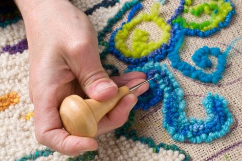 Rug Hooking Tutorial, Modern Rug Hooking, Rug Hooking Frames, Rug Hooking Kits, Wool Rug Hooking, Hooking Rugs, Hook Rugs, Needle Punching, Locker Hooking