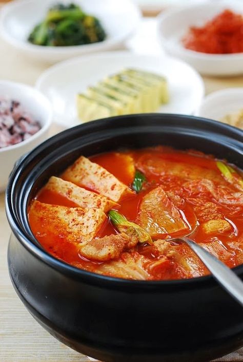 Kimchi JJigae (Kimchi Stew) - Korean Bapsang Kimchi Soup Recipe, Kimchi Stew Recipe, Jjigae Recipe, Panini Recipes Chicken, Kimchi Stew, Kimchi Jjigae, Korean Soup, Korean Food Recipes, Korean Cooking