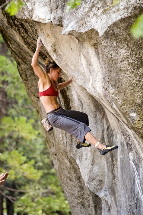 Woman Climbing, Rock Climbing Women, Climbing Women, Rock Climbing Training, Climbing Girl, Rock Climbing Gear, Outdoor Climbing, Rock Climbers, Break Dance