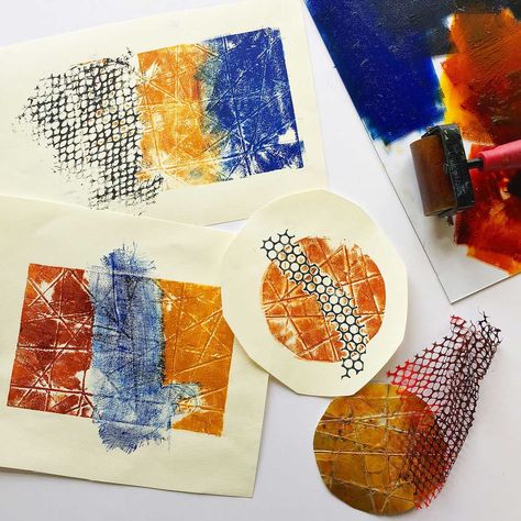 This kitchen table printing method is so accessible—no cumbersome printmaking tools are needed! Kids Printmaking, Linoleum Printmaking, Printmaking Projects, Mono Printing, Gelli Printing Art, Textiles Sketchbook, Cloth Paper Scissors, Mono Print, Gelli Plate Art