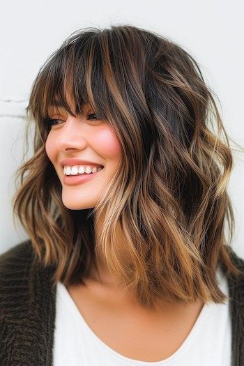 2025 Medium Haircuts, Brunette Balayage Hair With Bangs, Textured Lob With Bangs, Messy Long Bob, Blonde Lob With Bangs, Long Messy Bob, Lob Haircut With Bangs, Brown Hair Color With Blonde Highlights, Shaggy Lob