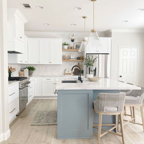 White Kitchen Inspiration, Coastal Kitchen Design, Coastal Kitchen Decor, Beach House Kitchens, New House - Kitchen, Classic Kitchen, Coastal Kitchen, Kitchen Inspiration Design, Kitchen Redo