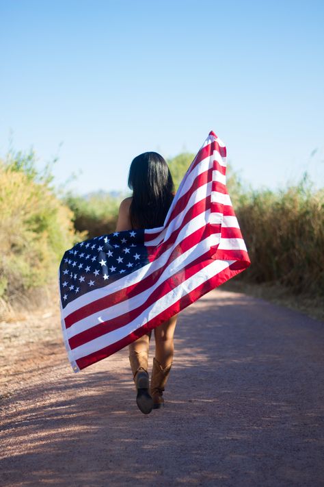 Western Senior Pictures Outfit, Western Senior Picture Ideas, Flag Photoshoot, Cowgirl Senior Pictures, Western Photoshoot Ideas, Western Photo Shoots, Cute Senior Pictures, Senior Year Pictures, American Flag Photos