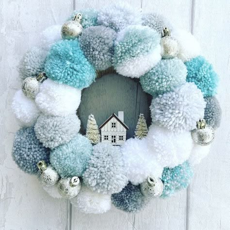 Cute Pom Poms To Make, Decorate and Wear Simple Art Craft, Christmas Pom Pom Crafts, Wreath Snowman, Pom Wreath, Christmas Pom Pom, Pom Pom Wreath, Pom Crafts, Diy Pom Pom, Pom Pom Crafts