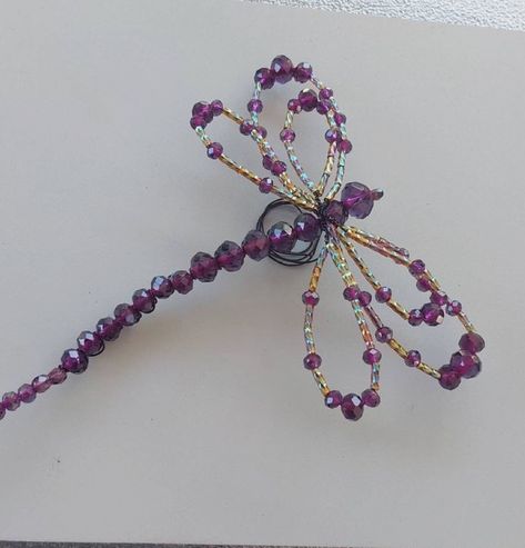 Dragonfly Suncatcher, Gothic Jewelry Diy, Beaded Bugs, Glass Dragonfly, Wire Jewelry Patterns, Beaded Dragonfly, Beaded Spiders, Beaded Crafts, Handmade Wire Jewelry