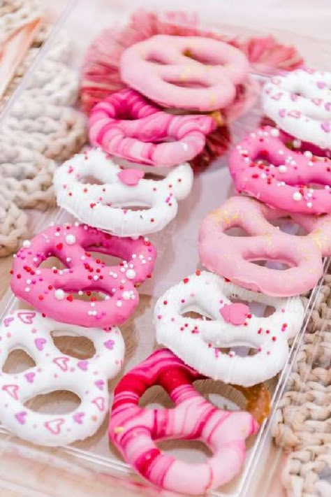 Check out this fantastic Galentine's day party! The pink and white chocolate covered pretzels are gorgeous!! See more party ideas and share yours at CatchMyParty.com Valentines Day Party Desserts, Cute Pink Deserts, Valentines Day Sweets Ideas, Galentines Aesthetic Pink, Pink Covered Pretzels, Valentines Pretzels Ideas, Pink And White Treats, Pink Party Treats, Pink Pretzels