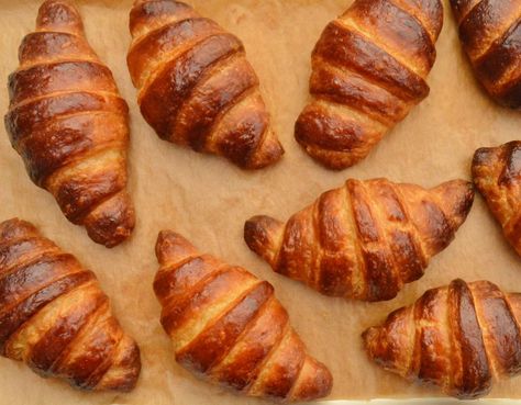 croissants Puff Pastry Croissant, Stuffed Food, Chocolate Machine, Making Croissants, Rough Puff, Savory Bread Recipe, Rough Puff Pastry, Food Machine, Sausage Rolls Recipe