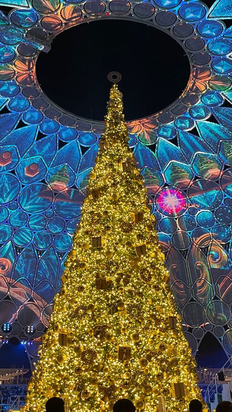 Christmas tree Dubai Christmas, Christmas In Dubai, Dubai Shopping Festival, Dubai City Night Wallpaper, Dubai Streets At Night, Expo City Dubai, Twinkle Lights, Christmas Market, Christmas Eve