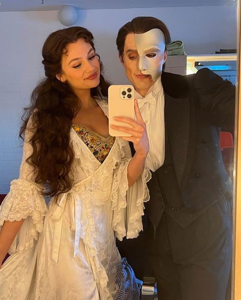 Couple Cosplay, Matching Halloween Costumes, Halloween Coustumes, Pretty Halloween Costumes, Duo Halloween Costumes, The Phantom Of The Opera, Couples Halloween Outfits, Hallowen Costume, Cute Couple Halloween Costumes