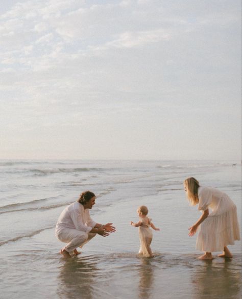 Ocean Family Aesthetic, Malibu Couple Photoshoot, Cute Family Photos Aesthetic, Beige Beach Family Photos, Photography Inspiration Family, Cute Aesthetic Family, Family Pic Aesthetic, Family Ocean Pictures, Summer Aesthetic Family