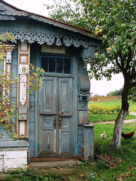 Eastern European Cottage, Russian Wooden Architecture, Traditional Russian House, Russian Wooden House, Slavic Cottage, Russian House Aesthetic, Russian House Interior, Slavic House, Russian Cottage