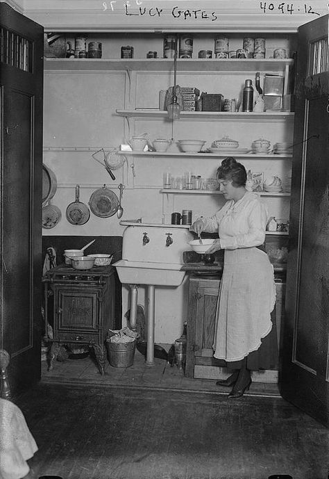 1910 Kitchen, Victorian Kitchens, Kitchen Pantry Cupboard, Old Fashioned Kitchen, Vintage Housewife, Victorian Kitchen, Pantry Cupboard, Vintage Appliances, Vintage Kitchens