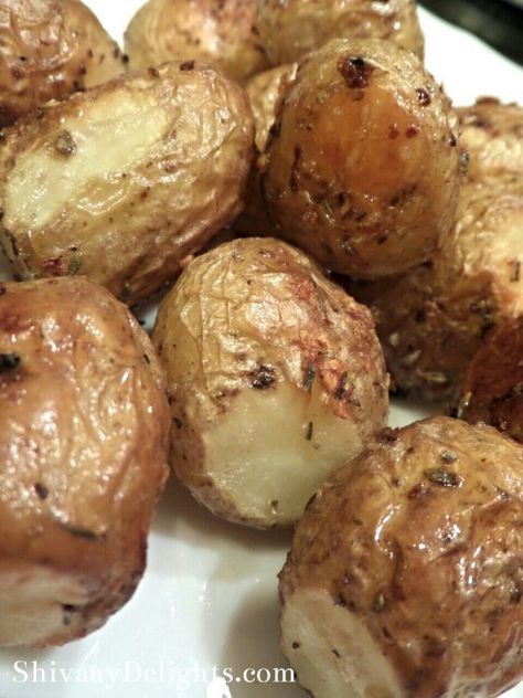 Mini Garlic Jacket Potatoes Things To Make With Potatoes, Mini Jacket Potatoes, Kumara Recipes, Corn Asparagus, Bbq Roast, Mini Jacket, Jacket Potatoes, Roasted Baby Potatoes, Asparagus And Mushrooms