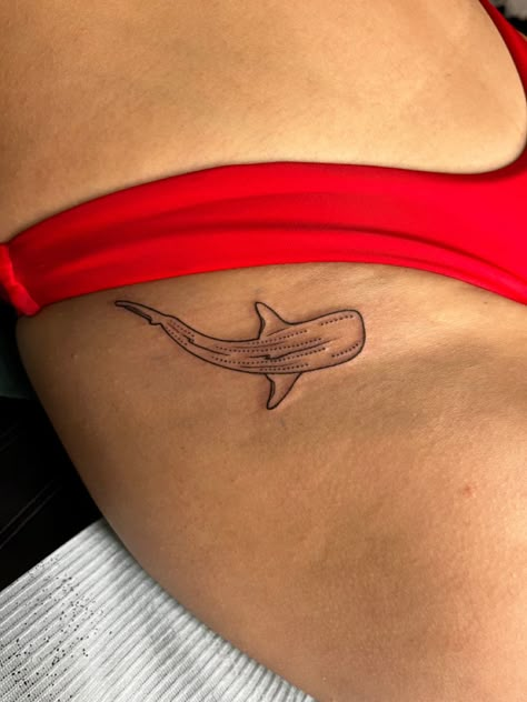 Dainty Ocean Tattoos, Shark Tattoo Ideas, Whale Shark Tattoo, Hai Tattoo, Beachy Tattoos, Basic Tattoos, Whale Tattoos, Shark Tattoo, Ocean Tattoos