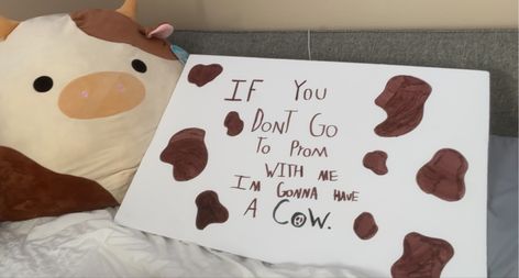 Cow Homecoming Proposal Ideas, Cute Promposals For Friends, Frozen Hoco Proposal, Cow Themed Promposal, Funny Promposal Ideas For Guys, Friendly Promposal, Cow Promposal Ideas, Cow Hoco Proposal, Cow Promposal