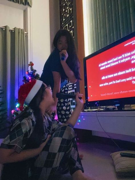 Christmas Karaoke Christmas Karaoke Aesthetic, Xmas Sleepover Aesthetic, Cozy Christmas With Friends, Christmas Activity Aesthetic, Au Pair Life Aesthetic, Aesthetic Christmas Friends, Christmas Plans With Friends, Xmas Party Aesthetic, Christmas Summer Aesthetic