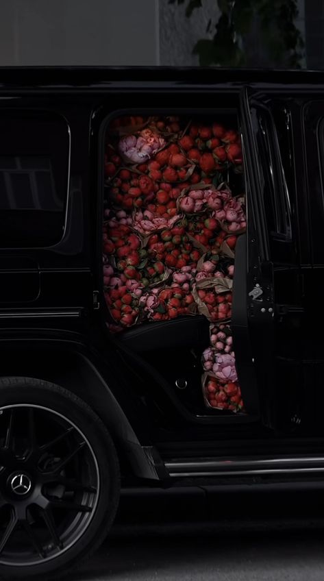 Luxury Aesthetic Wallpaper, Flowers In Car, Peonies Aesthetic, Man With Flowers, Peonies Wallpaper, Cute Aesthetic Wallpapers, Isabelle Drummond, Flower Luxury, Flowers Peony