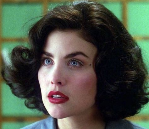 Audrey Horne Hair, Sherilyn Fenn Twin Peaks, Sherilyn Fenn 90s, Twin Peaks Characters, Twin Peaks Tv, Twin Peaks Fire, Audrey Horne, Sherilyn Fenn, Fire Walk With Me