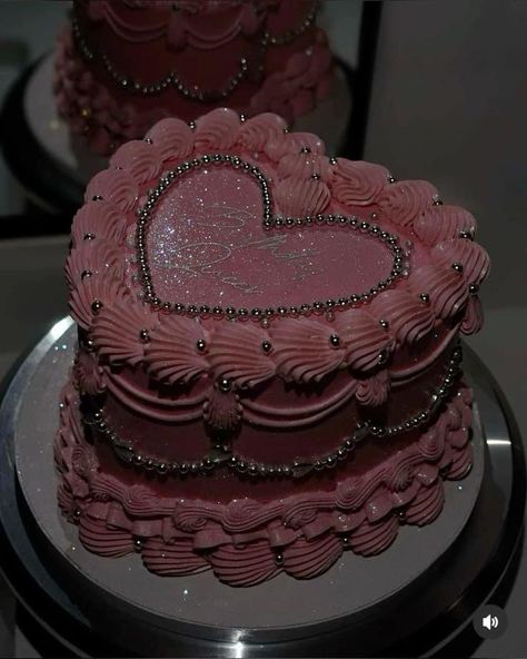 Goat Cake, Heart Shaped Birthday Cake, Queens Birthday Cake, Heart Birthday Cake, 22nd Birthday Cakes, Bolo Vintage, 14th Birthday Cakes, 15th Birthday Cakes, Shaped Cakes